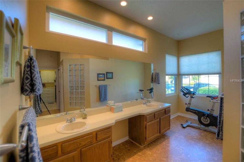 872 LIVE OAK TERRACE NE, ST PETERSBURG, Florida 33703, 3 Bedrooms Bedrooms, 7 Rooms Rooms,2 BathroomsBathrooms,Residential,For sale,LIVE OAK,U7846266