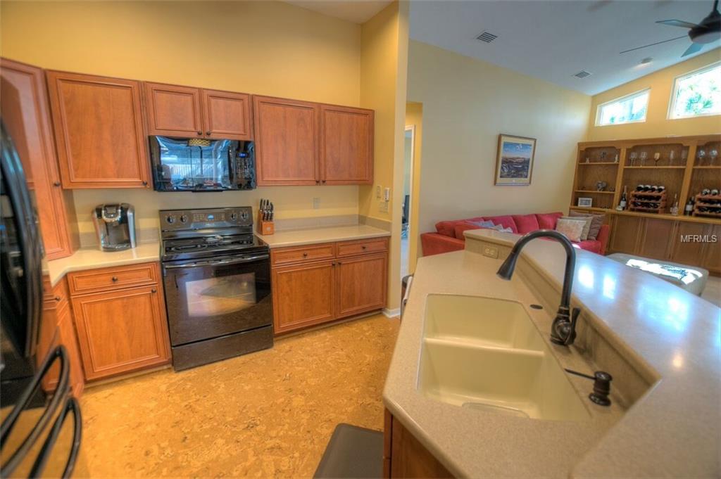 872 LIVE OAK TERRACE NE, ST PETERSBURG, Florida 33703, 3 Bedrooms Bedrooms, 7 Rooms Rooms,2 BathroomsBathrooms,Residential,For sale,LIVE OAK,U7846266