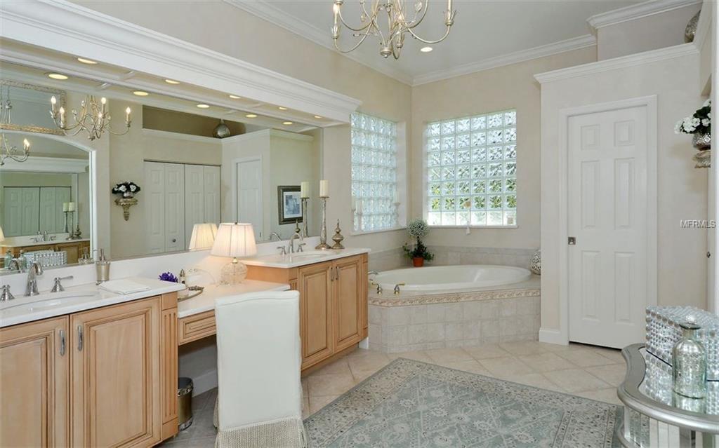 409 HUNTRIDGE DRIVE, VENICE, Florida 34292, 3 Bedrooms Bedrooms, 11 Rooms Rooms,3 BathroomsBathrooms,Residential,For sale,HUNTRIDGE,N5916012