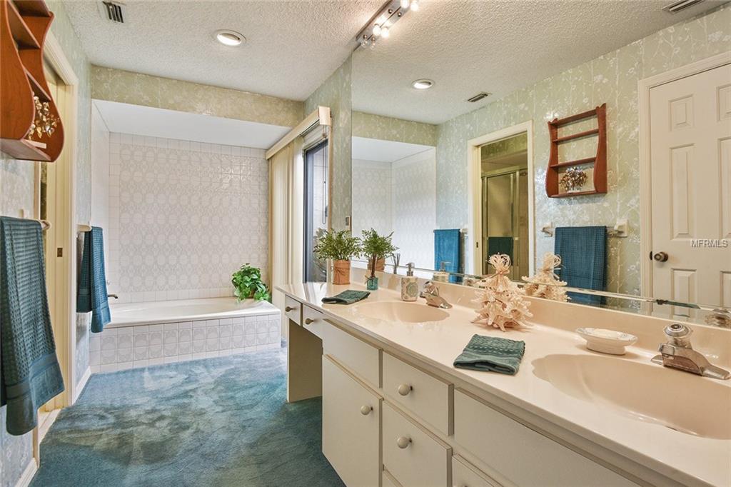 402 SPRING VALLEY LANE, ALTAMONTE SPRINGS, Florida 32714, 4 Bedrooms Bedrooms, 9 Rooms Rooms,3 BathroomsBathrooms,Residential,For sale,SPRING VALLEY,O5561515