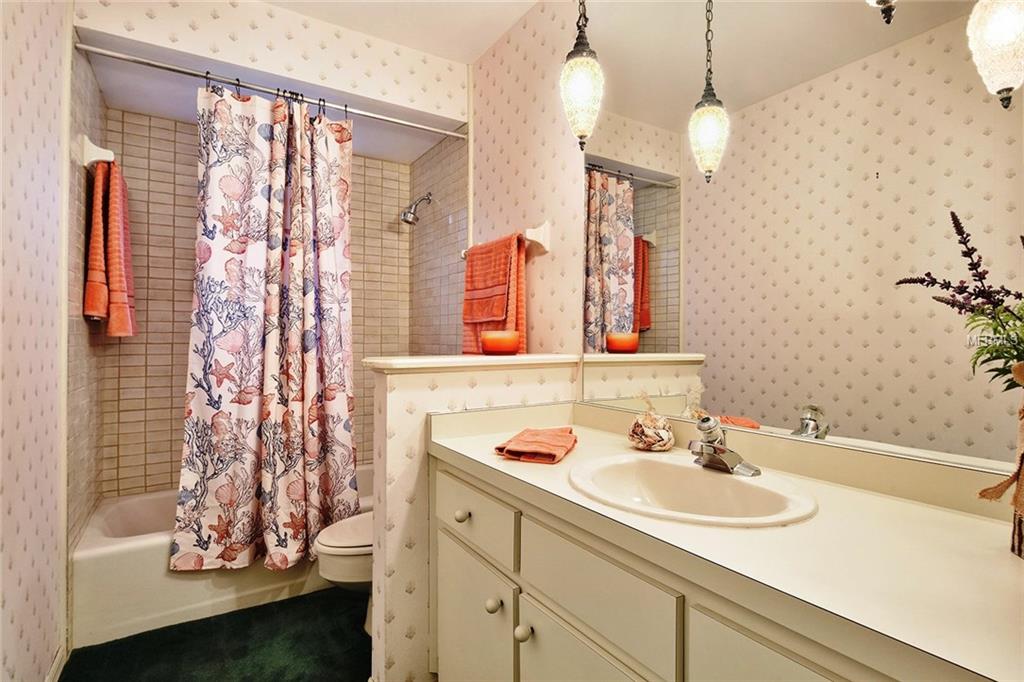 402 SPRING VALLEY LANE, ALTAMONTE SPRINGS, Florida 32714, 4 Bedrooms Bedrooms, 9 Rooms Rooms,3 BathroomsBathrooms,Residential,For sale,SPRING VALLEY,O5561515