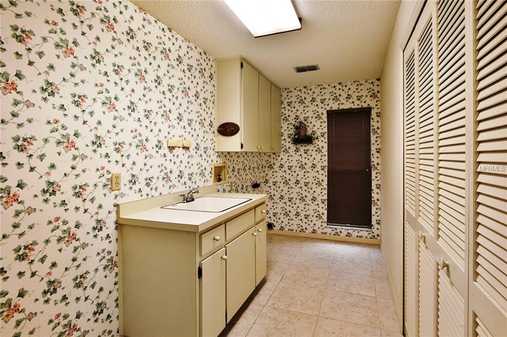 402 SPRING VALLEY LANE, ALTAMONTE SPRINGS, Florida 32714, 4 Bedrooms Bedrooms, 9 Rooms Rooms,3 BathroomsBathrooms,Residential,For sale,SPRING VALLEY,O5561515