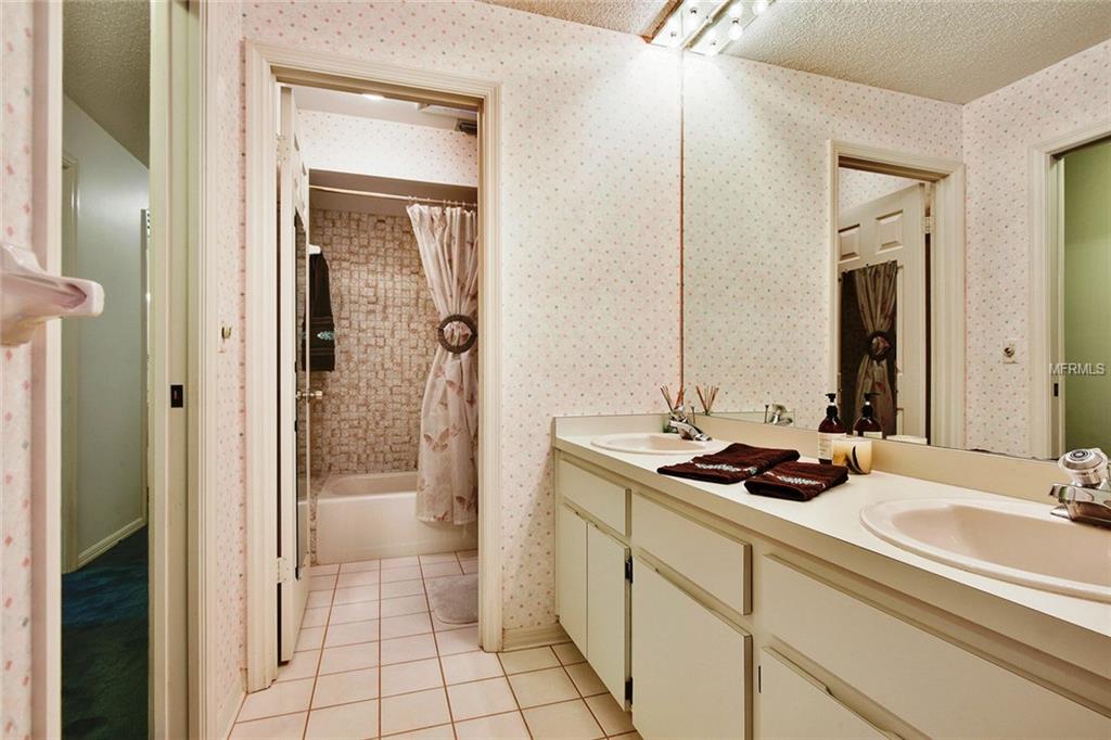 402 SPRING VALLEY LANE, ALTAMONTE SPRINGS, Florida 32714, 4 Bedrooms Bedrooms, 9 Rooms Rooms,3 BathroomsBathrooms,Residential,For sale,SPRING VALLEY,O5561515