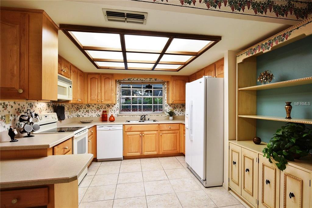 402 SPRING VALLEY LANE, ALTAMONTE SPRINGS, Florida 32714, 4 Bedrooms Bedrooms, 9 Rooms Rooms,3 BathroomsBathrooms,Residential,For sale,SPRING VALLEY,O5561515