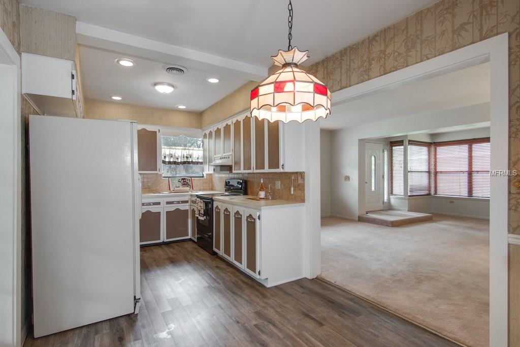 1035 AVON AVENUE, LAKELAND, Florida 33801, 2 Bedrooms Bedrooms, 5 Rooms Rooms,2 BathroomsBathrooms,Residential,For sale,AVON,L4723361