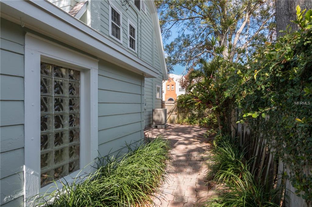 206 16TH AVENUE NE, ST PETERSBURG, Florida 33704, 4 Bedrooms Bedrooms, 3 Rooms Rooms,2 BathroomsBathrooms,Residential,For sale,16TH,U7844976