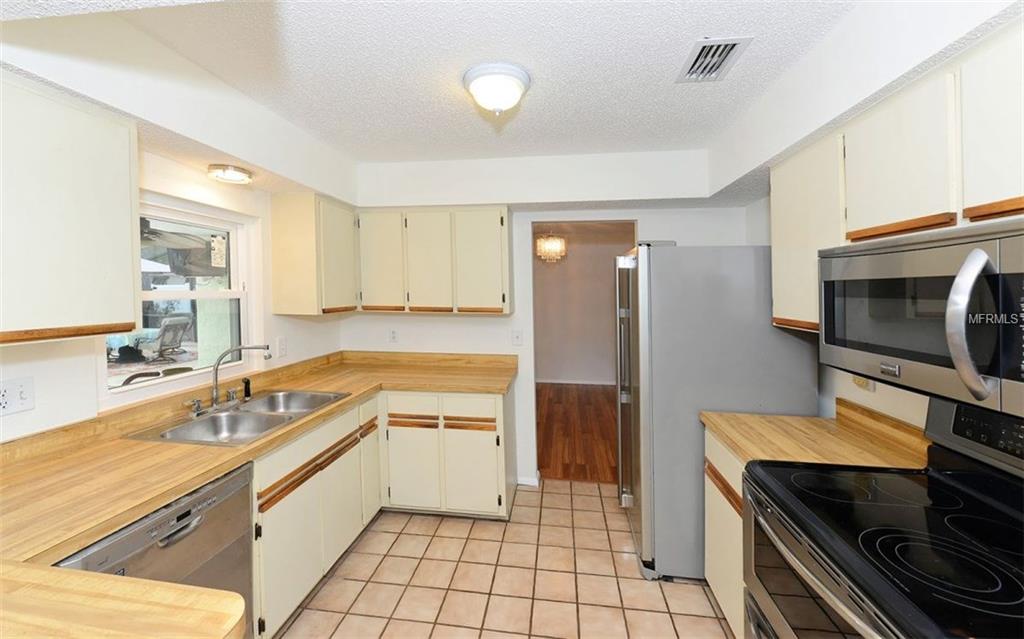 816 ALDERWOOD WAY, SARASOTA, Florida 34243, 4 Bedrooms Bedrooms, 8 Rooms Rooms,2 BathroomsBathrooms,Residential,For sale,ALDERWOOD,A4209709