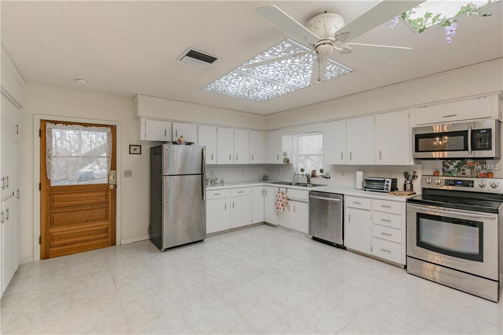 10740 LUSCOMBE COURT, NEW PORT RICHEY, Florida 34654, 3 Bedrooms Bedrooms, 6 Rooms Rooms,3 BathroomsBathrooms,Residential,For sale,LUSCOMBE,H2204435