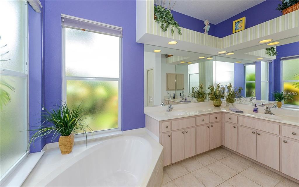 674 SILK OAK DRIVE, VENICE, Florida 34293, 3 Bedrooms Bedrooms, 8 Rooms Rooms,3 BathroomsBathrooms,Residential,For sale,SILK OAK,N5914165