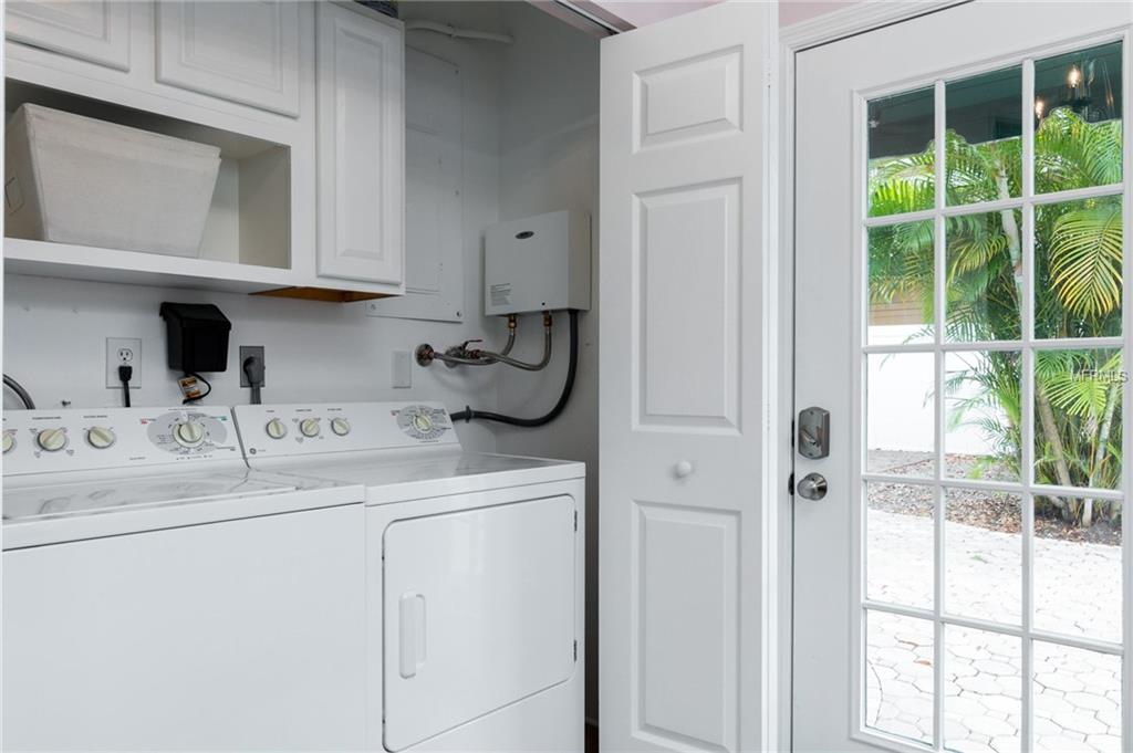 215 17TH AVENUE NE, ST PETERSBURG, Florida 33704, 2 Bedrooms Bedrooms, 3 Rooms Rooms,2 BathroomsBathrooms,Residential,For sale,17TH,U7845506