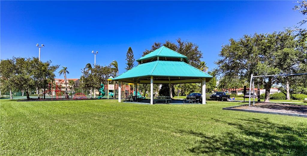 100 YACHT CLUB CIRCLE, NORTH REDINGTON BEACH, Florida 33708, 3 Bedrooms Bedrooms, 6 Rooms Rooms,2 BathroomsBathrooms,Residential,For sale,YACHT CLUB,U7831502