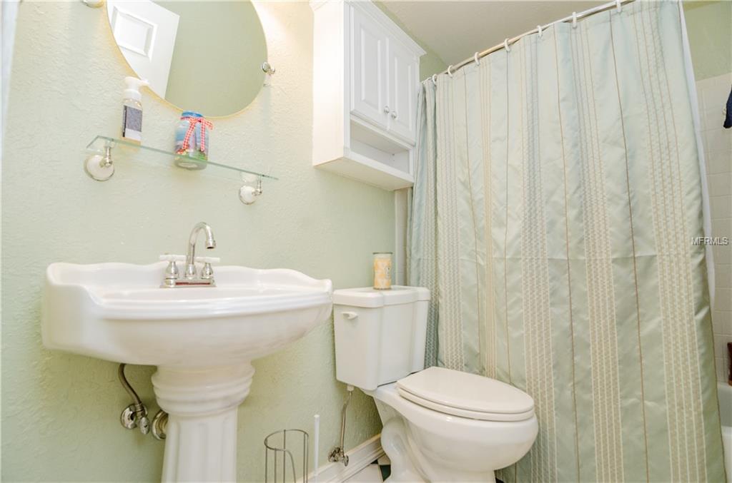 1113 CINNAMON WAY E, LAKELAND, Florida 33801, 3 Bedrooms Bedrooms, 8 Rooms Rooms,2 BathroomsBathrooms,Residential,For sale,CINNAMON,L4725383