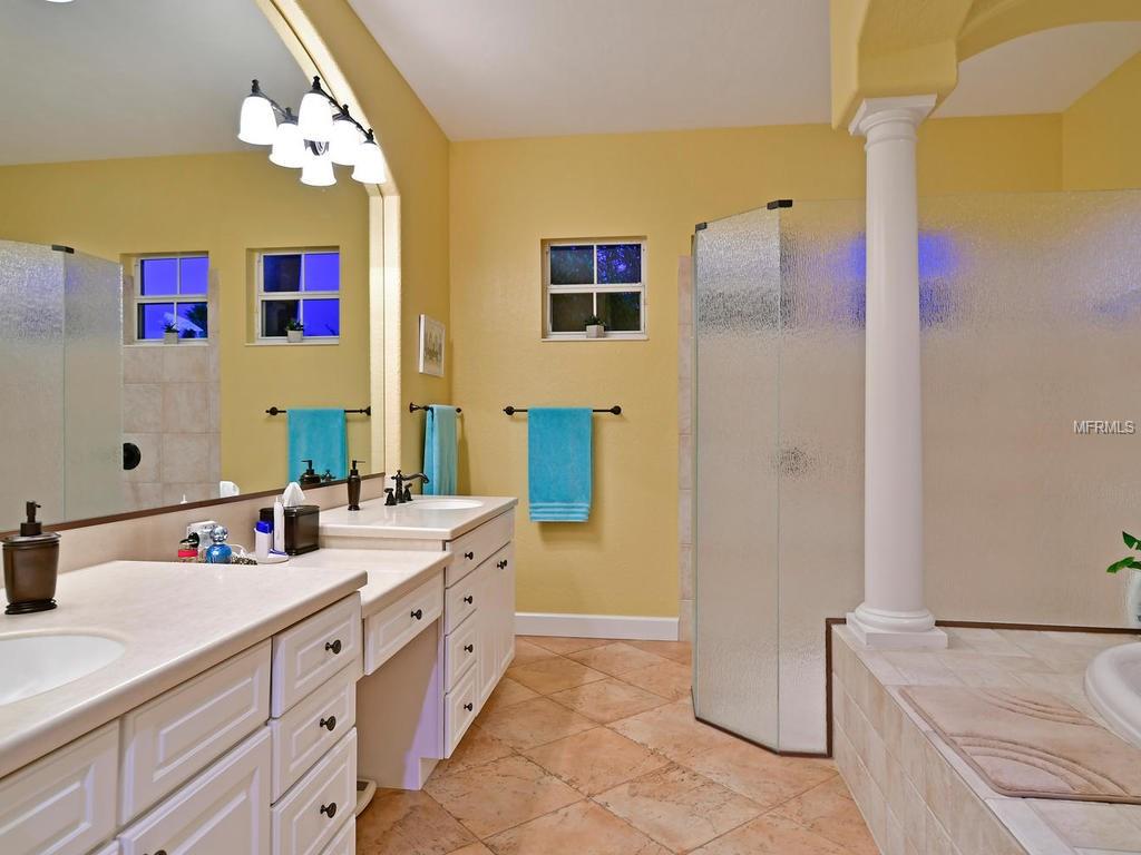 1012 RAINBOW COURT, BRADENTON, Florida 34212, 3 Bedrooms Bedrooms, 11 Rooms Rooms,3 BathroomsBathrooms,Residential,For sale,RAINBOW,A4203968