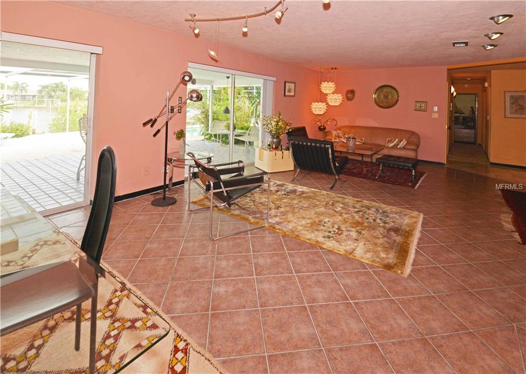 7905 11TH AVENUE S, ST PETERSBURG, Florida 33707, 4 Bedrooms Bedrooms, 7 Rooms Rooms,3 BathroomsBathrooms,Residential,For sale,11TH,U7831630