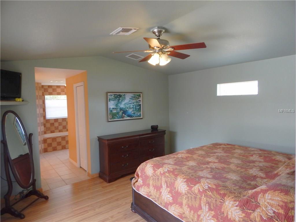 324 CENTER ROAD, VENICE, Florida 34285, 3 Bedrooms Bedrooms, 6 Rooms Rooms,3 BathroomsBathrooms,Residential,For sale,CENTER,A4209339