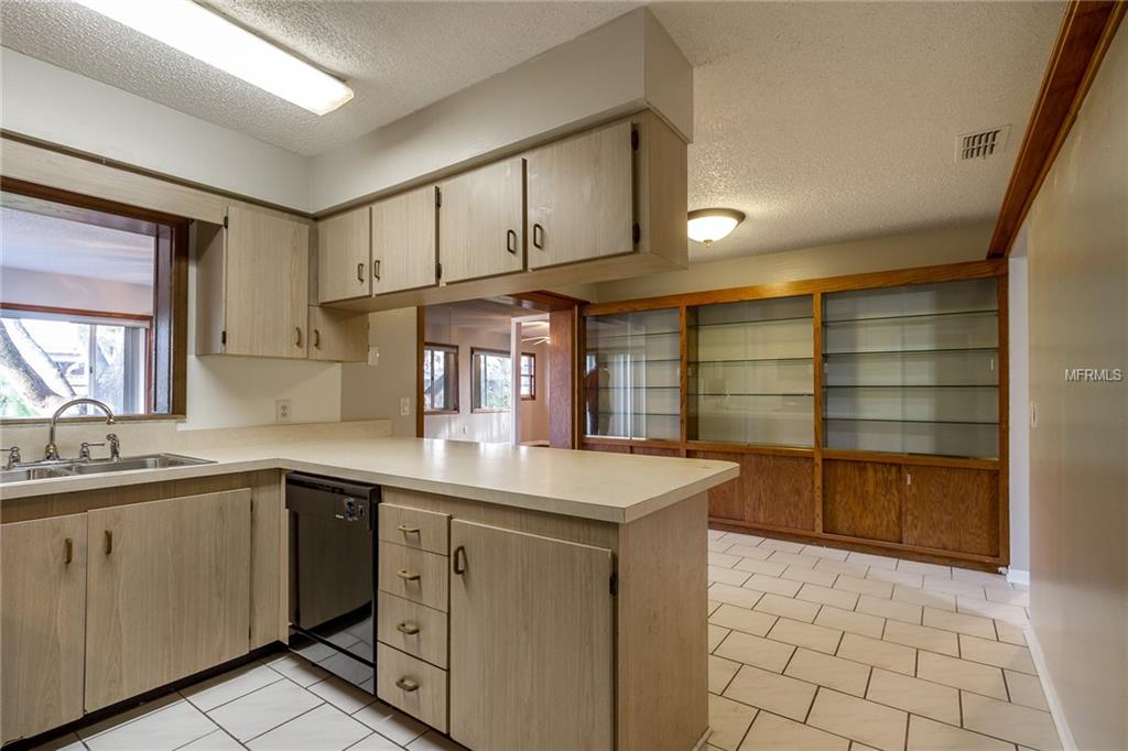 1536 DOLPHIN DRIVE, LAKELAND, Florida 33801, 3 Bedrooms Bedrooms, 3 Rooms Rooms,2 BathroomsBathrooms,Residential,For sale,DOLPHIN,T2928410