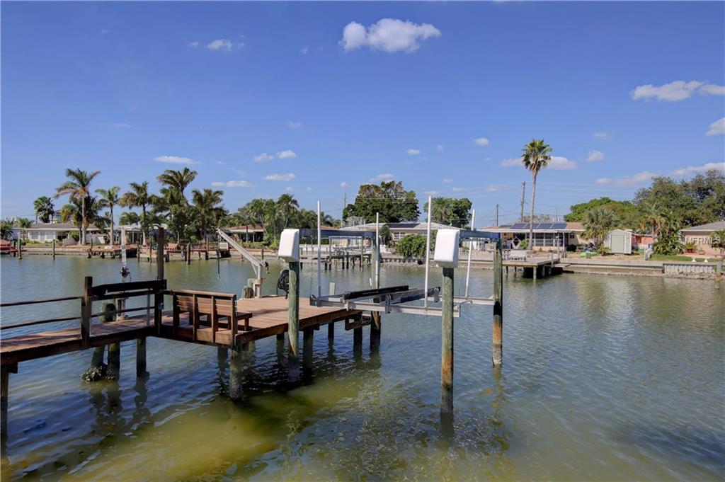 7991 1ST AVENUE S, ST PETERSBURG, Florida 33707, 3 Bedrooms Bedrooms, 9 Rooms Rooms,2 BathroomsBathrooms,Residential,For sale,1ST,U7836764