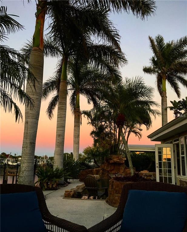 7991 1ST AVENUE S, ST PETERSBURG, Florida 33707, 3 Bedrooms Bedrooms, 9 Rooms Rooms,2 BathroomsBathrooms,Residential,For sale,1ST,U7836764