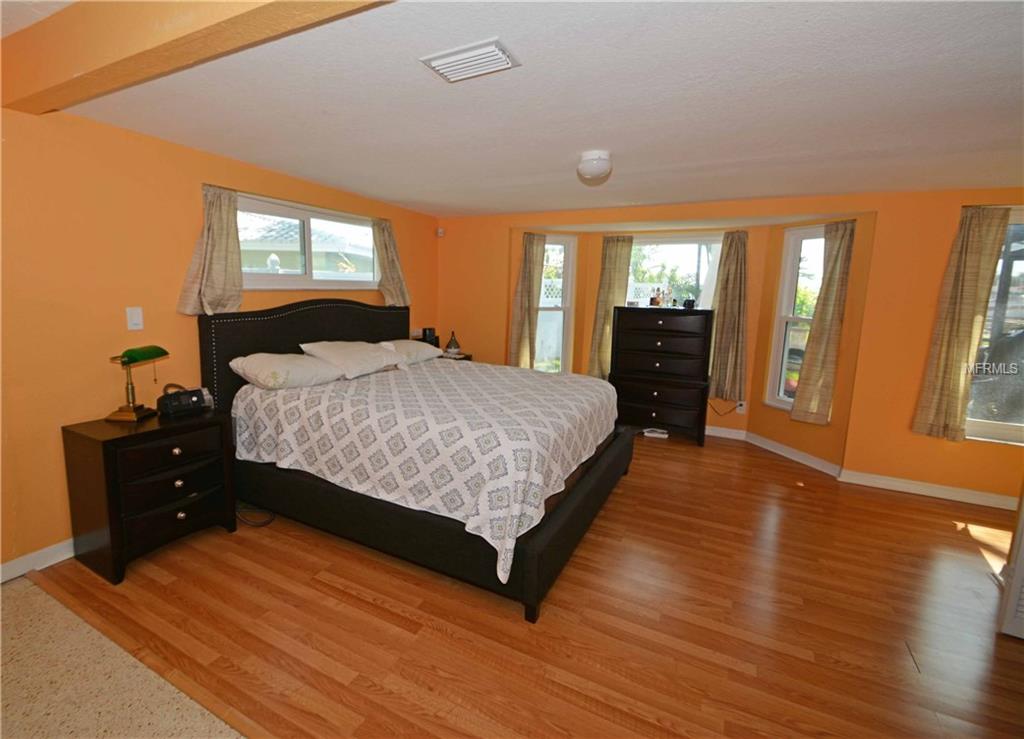 1000 79TH STREET S, ST PETERSBURG, Florida 33707, 3 Bedrooms Bedrooms, 6 Rooms Rooms,2 BathroomsBathrooms,Residential,For sale,79TH,U7844446