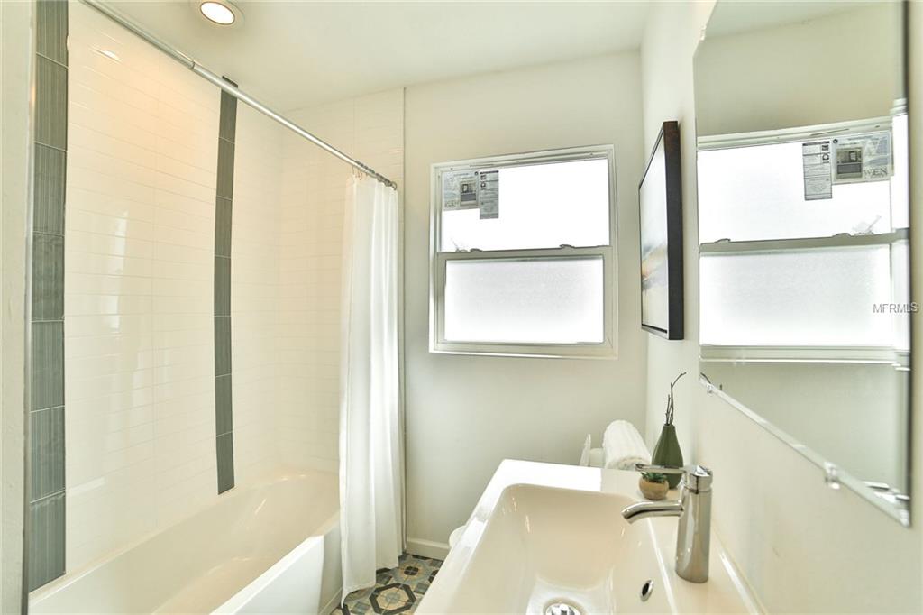 ST PETERSBURG, Florida 33705, 2 Bedrooms Bedrooms, 5 Rooms Rooms,2 BathroomsBathrooms,Residential,For sale,T2922535