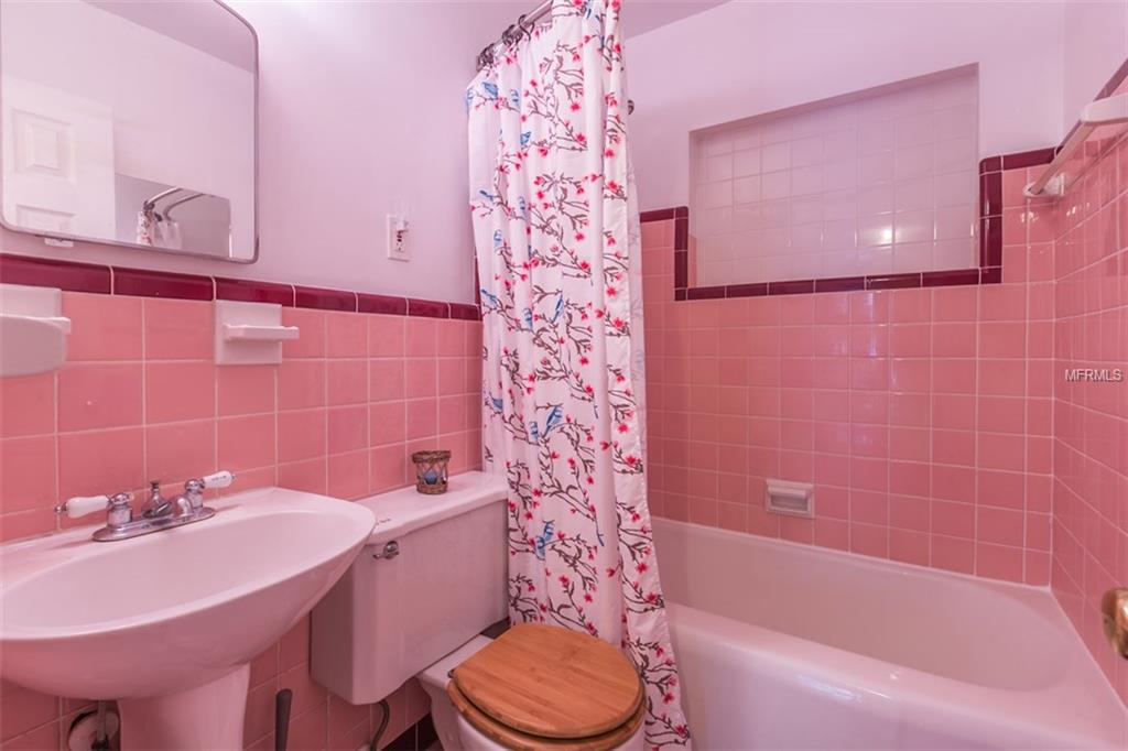 208 S GLENWOOD AVENUE, ORLANDO, Florida 32803, 2 Bedrooms Bedrooms, 6 Rooms Rooms,2 BathroomsBathrooms,Residential,For sale,GLENWOOD,O5559334