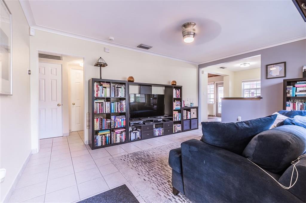 208 S GLENWOOD AVENUE, ORLANDO, Florida 32803, 2 Bedrooms Bedrooms, 6 Rooms Rooms,2 BathroomsBathrooms,Residential,For sale,GLENWOOD,O5559334