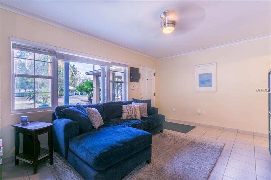 208 S GLENWOOD AVENUE, ORLANDO, Florida 32803, 2 Bedrooms Bedrooms, 6 Rooms Rooms,2 BathroomsBathrooms,Residential,For sale,GLENWOOD,O5559334