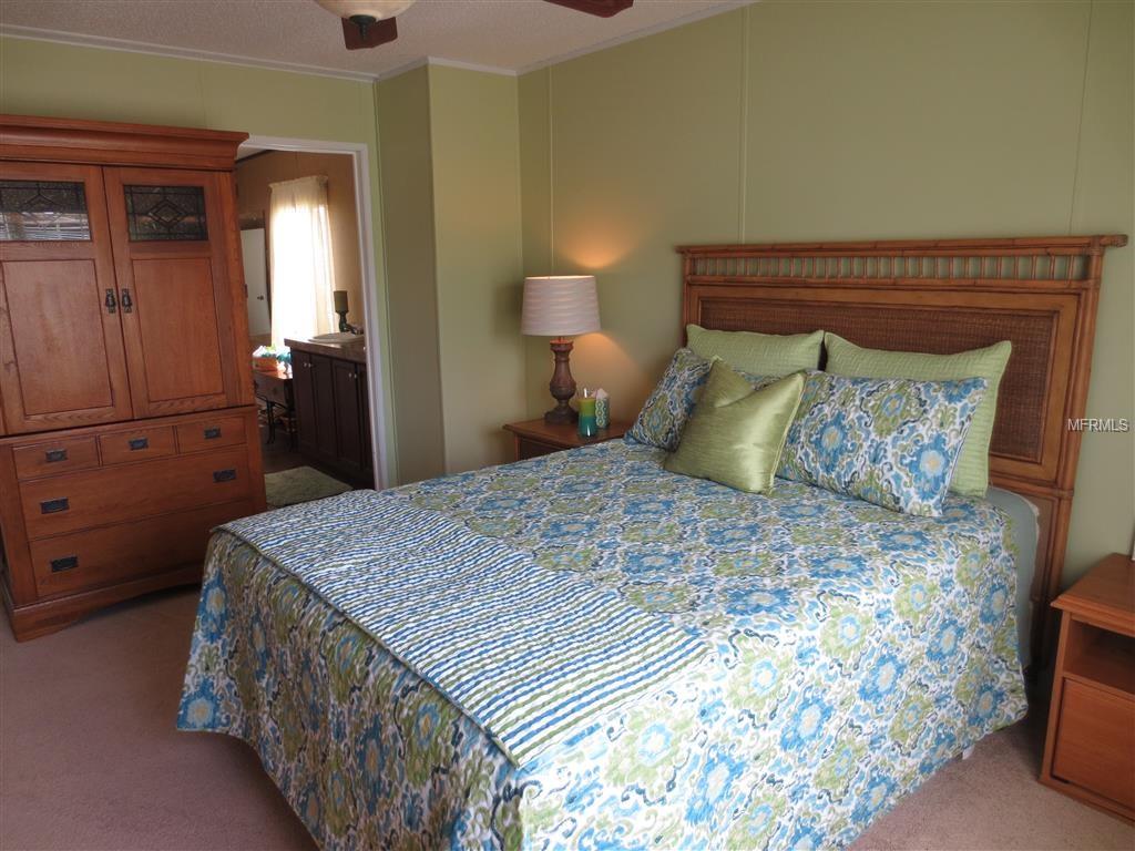807 SILVER OAK AVENUE, THE VILLAGES, Florida 32159, 3 Bedrooms Bedrooms, 5 Rooms Rooms,2 BathroomsBathrooms,Residential,For sale,SILVER OAK,G4850508