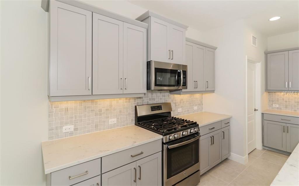 3810 AUTUMN FERN TERRACE, SARASOTA, Florida 34243, 4 Bedrooms Bedrooms, 9 Rooms Rooms,3 BathroomsBathrooms,Residential,For sale,AUTUMN FERN,A4198301