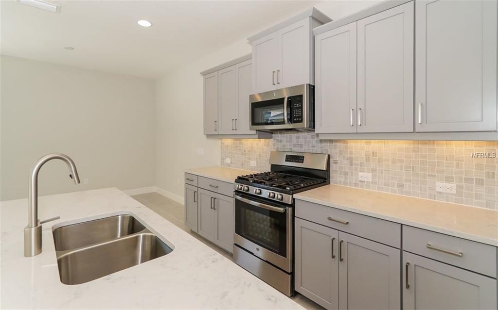 3810 AUTUMN FERN TERRACE, SARASOTA, Florida 34243, 4 Bedrooms Bedrooms, 9 Rooms Rooms,3 BathroomsBathrooms,Residential,For sale,AUTUMN FERN,A4198301