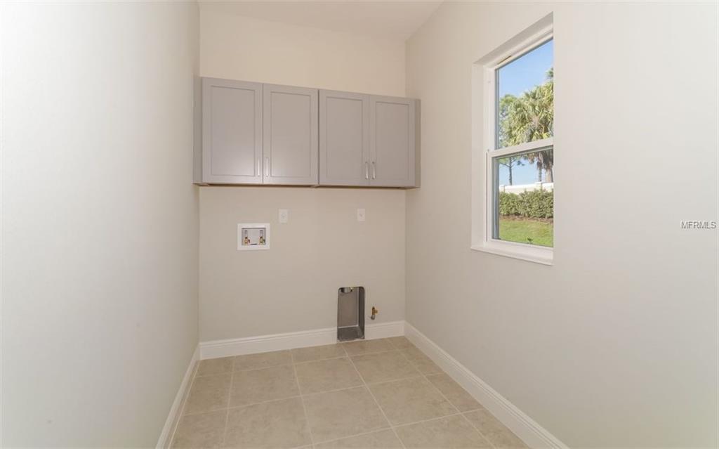 3810 AUTUMN FERN TERRACE, SARASOTA, Florida 34243, 4 Bedrooms Bedrooms, 9 Rooms Rooms,3 BathroomsBathrooms,Residential,For sale,AUTUMN FERN,A4198301