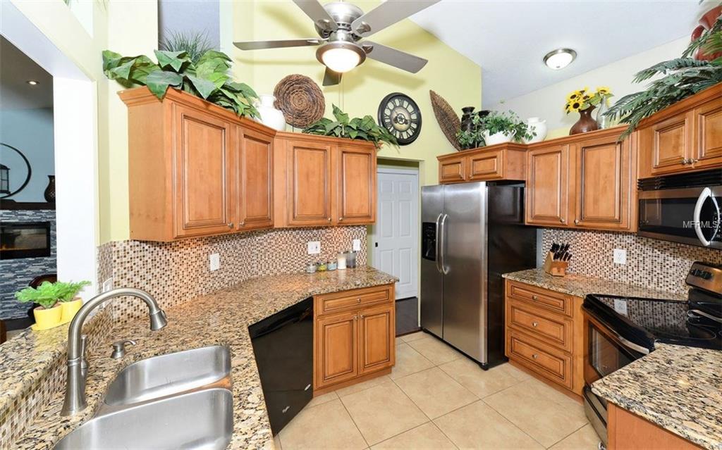 6401 GOLDEN LEAF COURT, LAKEWOOD RANCH, Florida 34202, 3 Bedrooms Bedrooms, 8 Rooms Rooms,2 BathroomsBathrooms,Residential,For sale,GOLDEN LEAF,A4209361