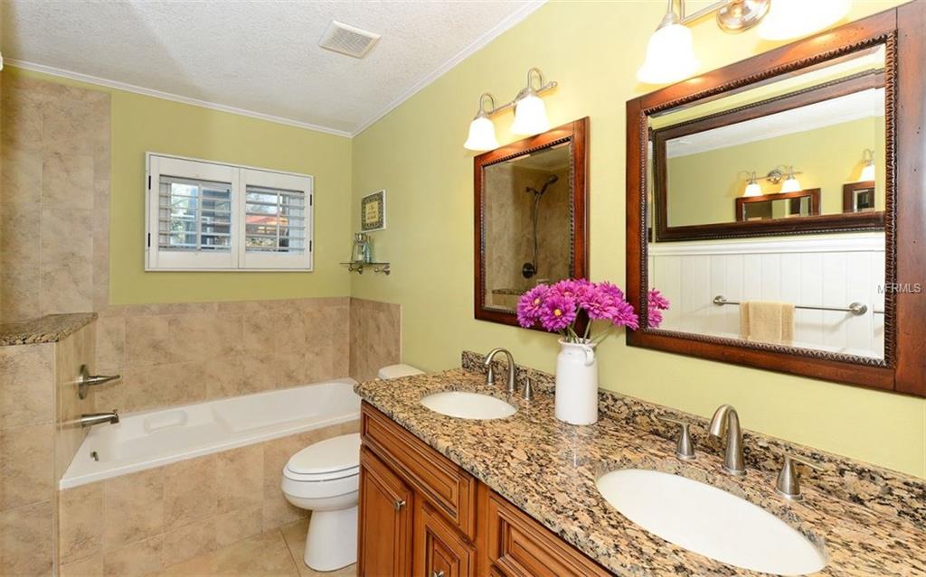 6401 GOLDEN LEAF COURT, LAKEWOOD RANCH, Florida 34202, 3 Bedrooms Bedrooms, 8 Rooms Rooms,2 BathroomsBathrooms,Residential,For sale,GOLDEN LEAF,A4209361