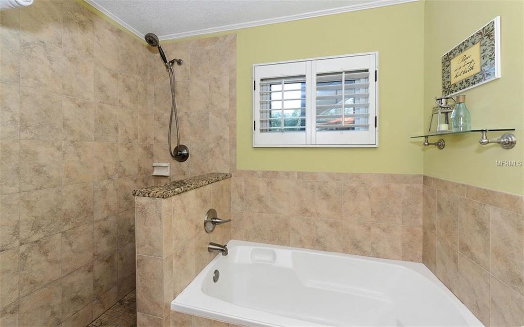 6401 GOLDEN LEAF COURT, LAKEWOOD RANCH, Florida 34202, 3 Bedrooms Bedrooms, 8 Rooms Rooms,2 BathroomsBathrooms,Residential,For sale,GOLDEN LEAF,A4209361