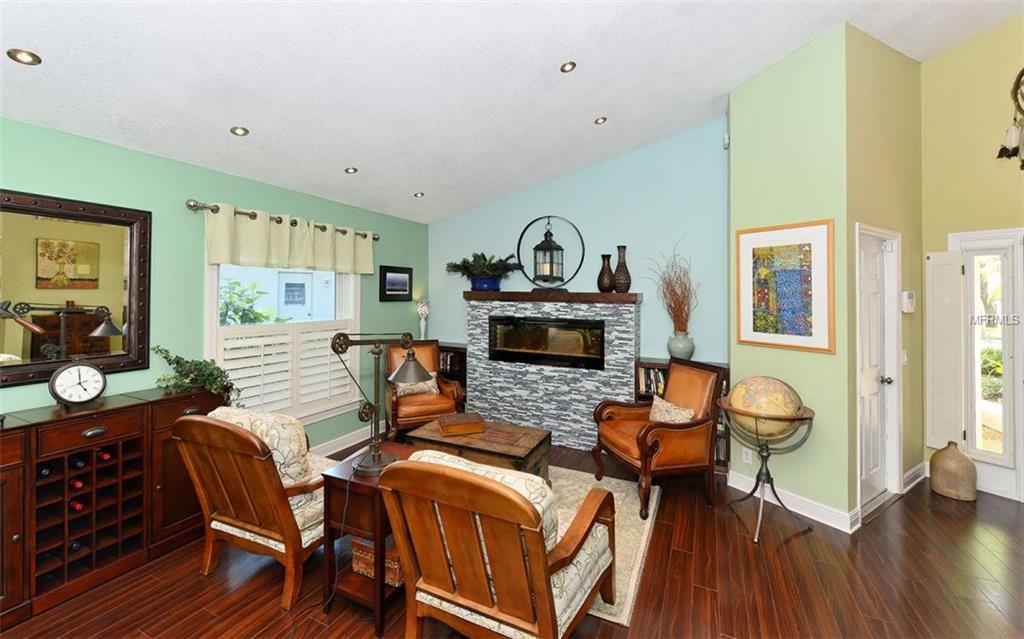 6401 GOLDEN LEAF COURT, LAKEWOOD RANCH, Florida 34202, 3 Bedrooms Bedrooms, 8 Rooms Rooms,2 BathroomsBathrooms,Residential,For sale,GOLDEN LEAF,A4209361