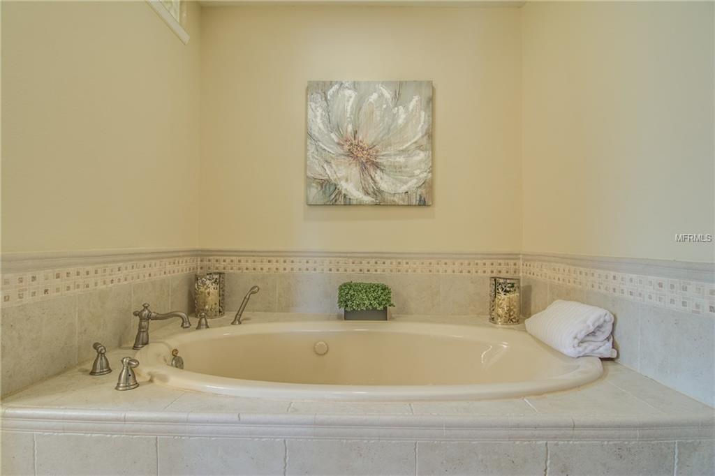 28 WINDSOR ISLE DRIVE, LONGWOOD, Florida 32779, 4 Bedrooms Bedrooms, 3 Rooms Rooms,3 BathroomsBathrooms,Residential,For sale,WINDSOR ISLE,O5507523