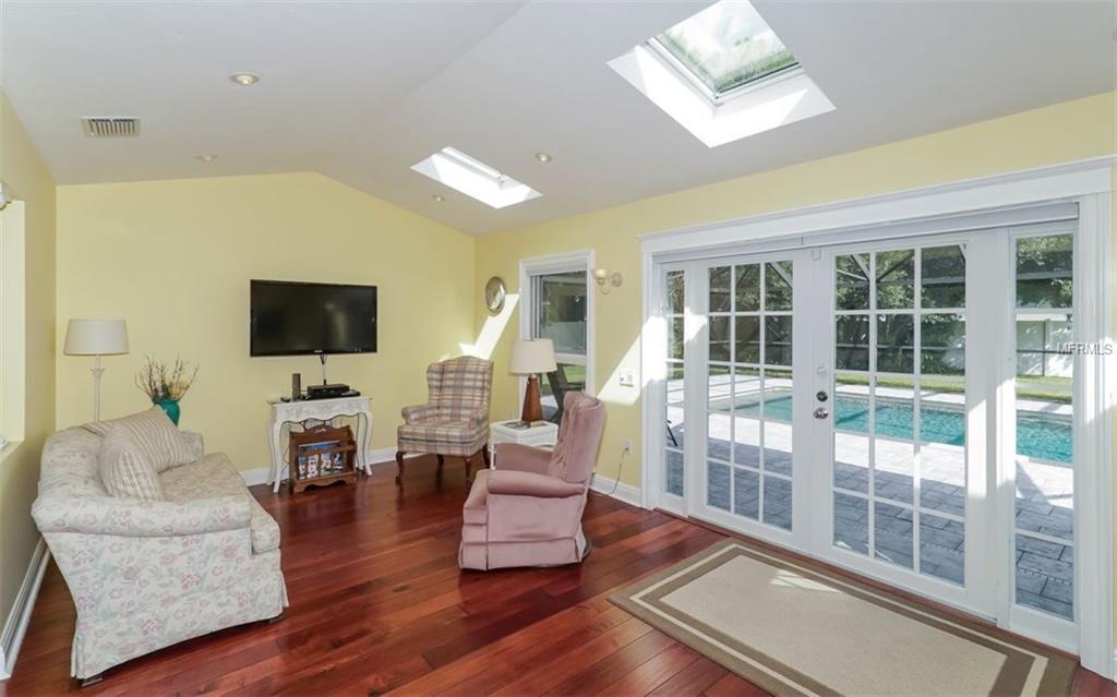 7337 PHILLIPS STREET, SARASOTA, Florida 34243, 3 Bedrooms Bedrooms, 7 Rooms Rooms,2 BathroomsBathrooms,Residential,For sale,PHILLIPS,A4201768