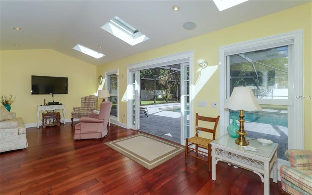 7337 PHILLIPS STREET, SARASOTA, Florida 34243, 3 Bedrooms Bedrooms, 7 Rooms Rooms,2 BathroomsBathrooms,Residential,For sale,PHILLIPS,A4201768