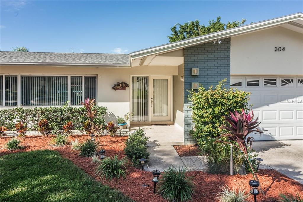 304 CRESTWOOD LANE, LARGO, Florida 33770, 4 Bedrooms Bedrooms, 6 Rooms Rooms,2 BathroomsBathrooms,Residential,For sale,CRESTWOOD,U7840163