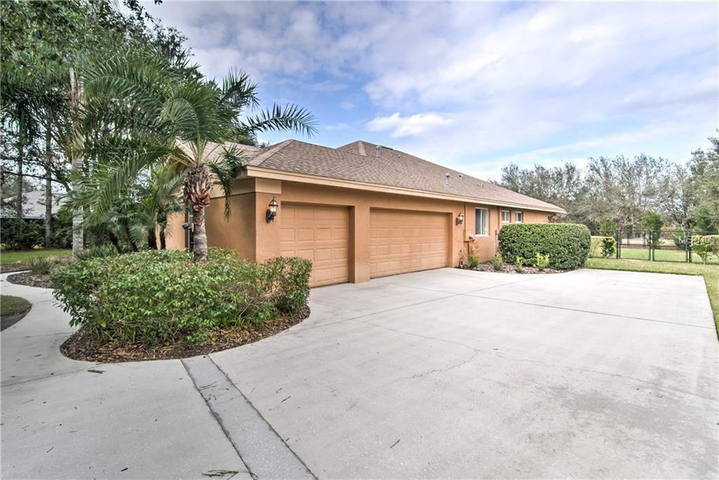 6106 KINGBIRD MANOR DR, LITHIA, Florida 33547, 3 Bedrooms Bedrooms, 7 Rooms Rooms,3 BathroomsBathrooms,Residential,For sale,KINGBIRD MANOR DR,T2926974