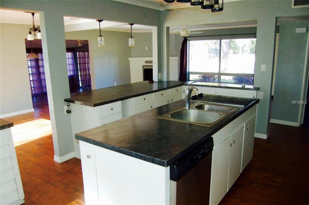 330 BLUEBIRD AVENUE, LAKELAND, Florida 33809, 3 Bedrooms Bedrooms, 5 Rooms Rooms,2 BathroomsBathrooms,Residential,For sale,BLUEBIRD,A4204237