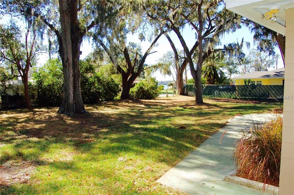 330 BLUEBIRD AVENUE, LAKELAND, Florida 33809, 3 Bedrooms Bedrooms, 5 Rooms Rooms,2 BathroomsBathrooms,Residential,For sale,BLUEBIRD,A4204237