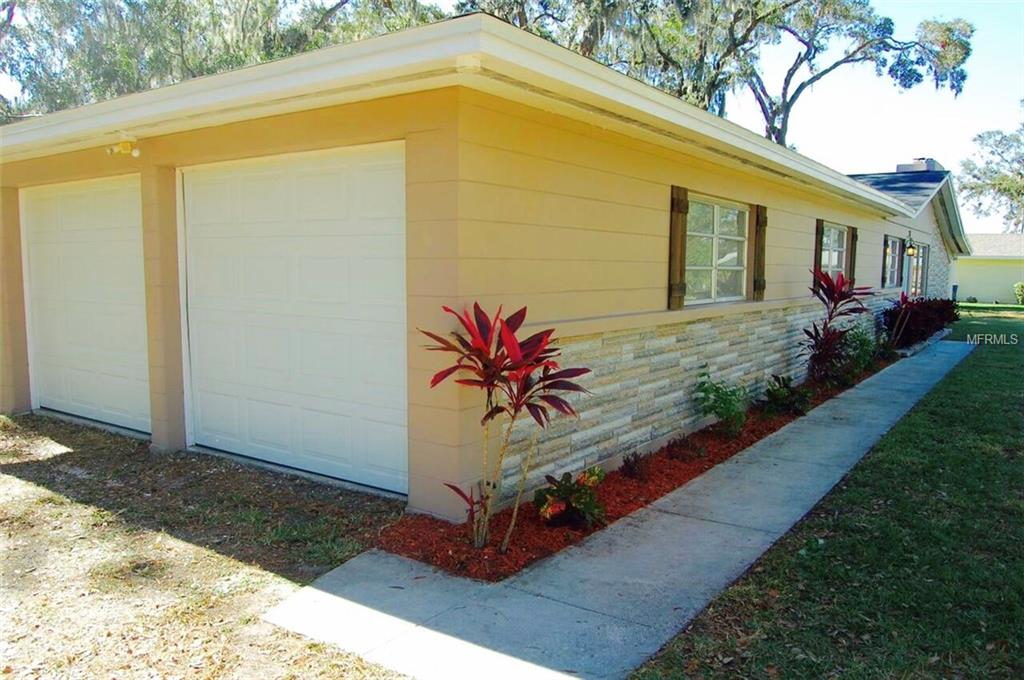 330 BLUEBIRD AVENUE, LAKELAND, Florida 33809, 3 Bedrooms Bedrooms, 5 Rooms Rooms,2 BathroomsBathrooms,Residential,For sale,BLUEBIRD,A4204237