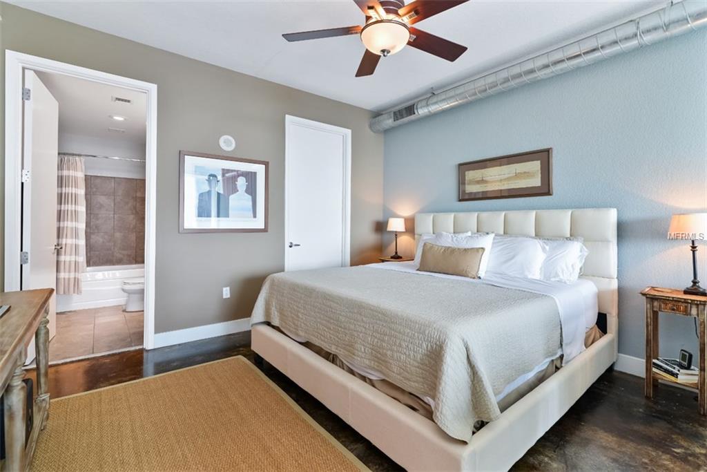 150 E ROBINSON STREET, ORLANDO, Florida 32801, 1 Bedroom Bedrooms, 3 Rooms Rooms,1 BathroomBathrooms,Residential,For sale,ROBINSON,O5561708