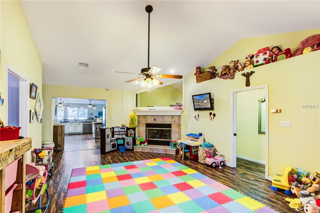 18200 LAKE GIBSON LANE, UMATILLA, Florida 32784, 4 Bedrooms Bedrooms, 10 Rooms Rooms,3 BathroomsBathrooms,Residential,For sale,LAKE GIBSON,G4852708