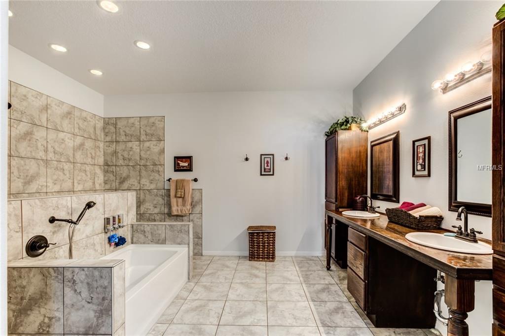 18200 LAKE GIBSON LANE, UMATILLA, Florida 32784, 4 Bedrooms Bedrooms, 10 Rooms Rooms,3 BathroomsBathrooms,Residential,For sale,LAKE GIBSON,G4852708