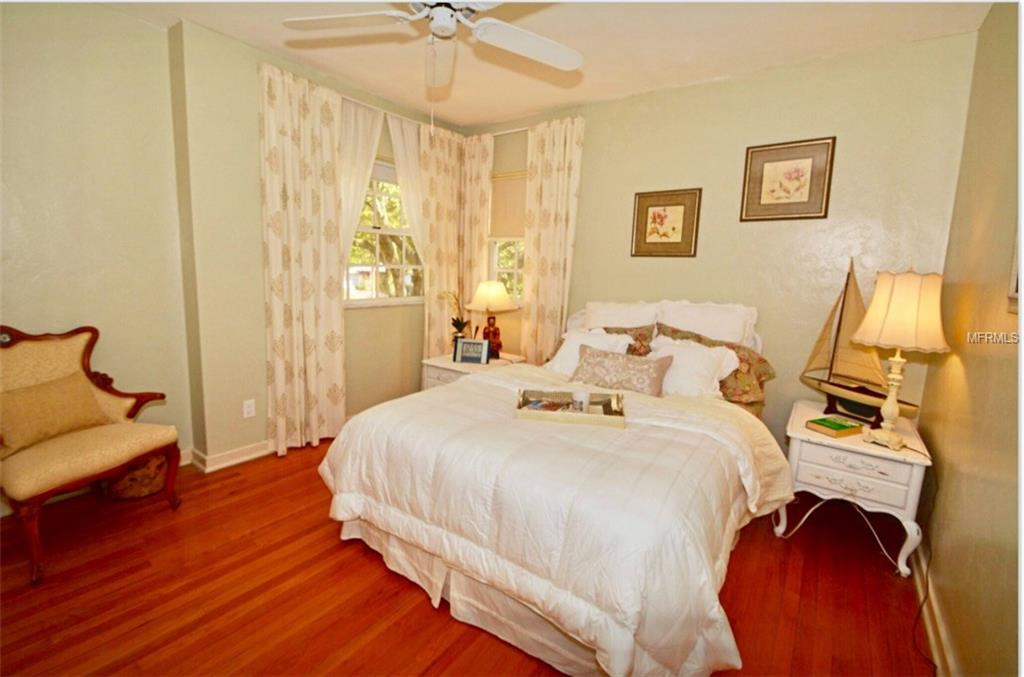 7300 2ND AVENUE S, ST PETERSBURG, Florida 33707, 5 Bedrooms Bedrooms, 9 Rooms Rooms,4 BathroomsBathrooms,Residential,For sale,2ND,U7819457