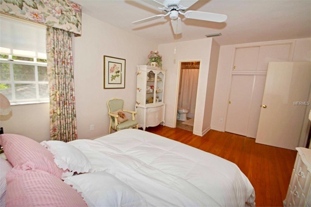 7300 2ND AVENUE S, ST PETERSBURG, Florida 33707, 5 Bedrooms Bedrooms, 9 Rooms Rooms,4 BathroomsBathrooms,Residential,For sale,2ND,U7819457