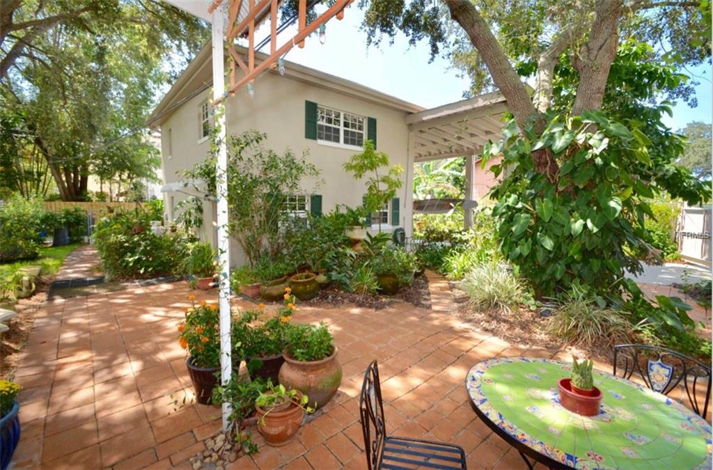 7300 2ND AVENUE S, ST PETERSBURG, Florida 33707, 5 Bedrooms Bedrooms, 9 Rooms Rooms,4 BathroomsBathrooms,Residential,For sale,2ND,U7819457