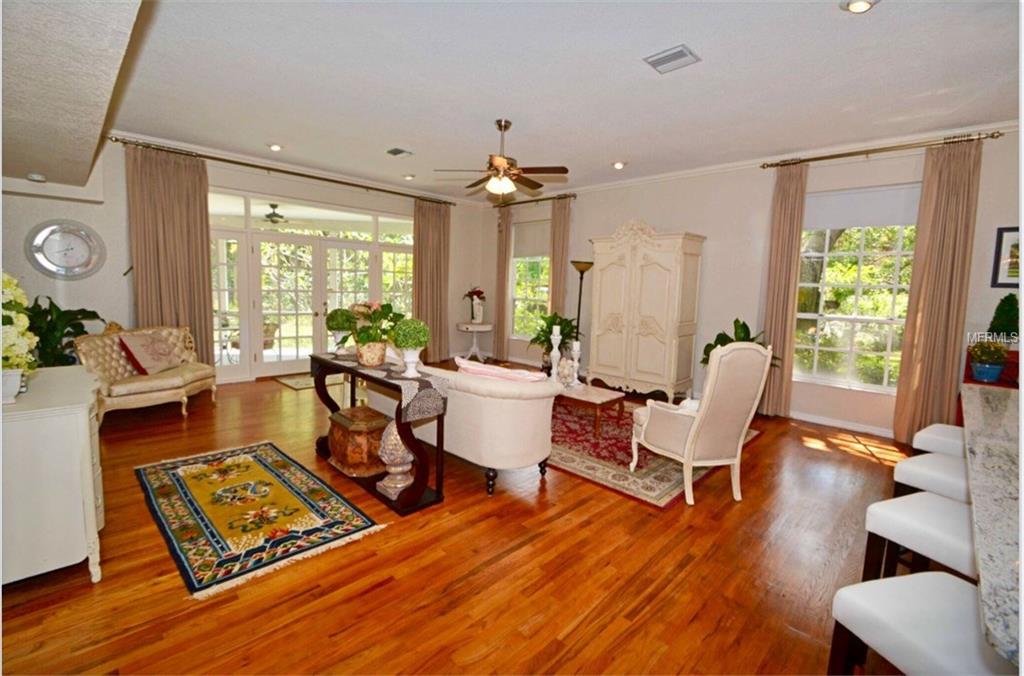 7300 2ND AVENUE S, ST PETERSBURG, Florida 33707, 5 Bedrooms Bedrooms, 9 Rooms Rooms,4 BathroomsBathrooms,Residential,For sale,2ND,U7819457